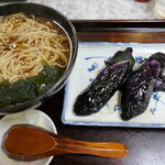 そば処 満留賀 - 料理写真:(2026/5月)温かい手打ちそばの揚げなすそば(1,000円) を注文。