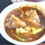 鴻福 - 牛肉は薄くコロモを付けて揚げてあります