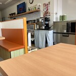 鴻福 - 店はBOX席とカウンター