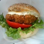 オススメは階下のパン屋さんのフィッシュバーガー