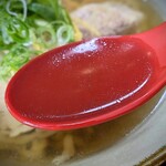 沖縄そば まるかみ - 先ずは何も載せずにクリアなスープを。
優しいけれど深みが有り、驚くほど雑味のない鰹出汁です。
記憶に叩き込むように味わいました。