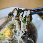 沖縄そば まるかみ - ちぢれ麺は 喉越しが良いのに、噛むとモッチリ、コシも強いのですが、それにサクサクしたモズクが絡むと更に美味〜〜♡