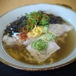沖縄そば まるかみ - その後モズクも投入♪愛しいビジュアル♡