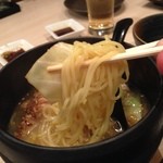 和鶏屋 - H.27.4.4.夜 焼鳥屋のラーメン 450円 麺リフト