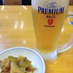 ぎょうざの満洲 - 料理写真:ビール(中)¥490とザーサイハーフサイズ¥110
