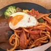 HIROSHIMA2016 RESTAURANT UNDER THE SKY - 今回いただいた鉄板焼きハンバーグxナポリタンに目玉焼きのせです。(1,930)大好きなハンバーグとナポリタンが一緒に食べれるのはうれしいですね。(*´-`)ハンバーグは、シャリアピンソースかデミグラスと選びます