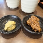 感動の肉と米 - 左はガーリックバター、右は国産牛しぐれ