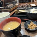 感動の肉と米 - ☘️ご飯、味噌汁、ご飯のお供が、
　食べ放題なのが魅力✨です！