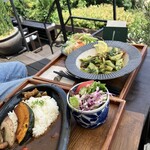 和カフェ たらそ - 椅子の間に縦長テーブル、ちょっと食べにくい
