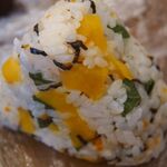 ごちそう焼むすび おにまる - プチプチとびことたくあん
