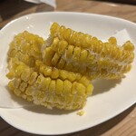 岡田酒店 - この揚げとうもろこし（400円）表面に塩？めちゃ美味かった