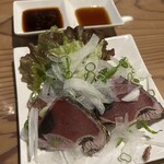 岡田酒店 - カツオのたたき（600円）デカいの五枚　これも久しぶりに美味いカツオだと