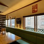 和牛バーガーとパンケーキ ラナマル - ソファ席全景