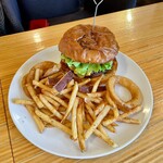和牛バーガーとパンケーキ ラナマル - チーズバーガーのレギュラー（1,730円）とオニポテ（410円）