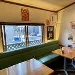 和牛バーガーとパンケーキ ラナマル - 2階のソファ席。右側のテーブルでいただきました。