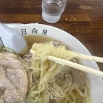 青竹手打ラーメン 日向屋 - 平打ちの麺