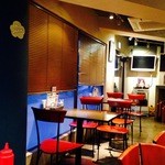 Authentic - 落ち着いた雰囲気の店内