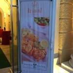 Café Restaurant Residenz - では中へ〜