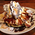 エース バーガー カフェ - キャラメルチョコバナナパンケーキ（950円）