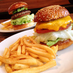 エース バーガー カフェ - チーズバーガー（950円）
                                後ろに見えるのはアボカドバーガー（980円）
