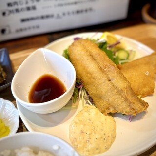 あじフライ食堂かば - 料理写真:この日のアジは、五島列島から。
大ぶりで身はふっくら。個人的な好みは、粗めのパン粉でザクザクしたタイプですが、こちらは薄く細かい衣で、アジ自体の味がより直球で楽しめます。
こりゃ美味しいランチだ♪