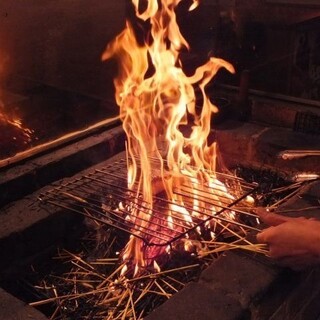 豪快な炎で焼き上げる名物藁焼き