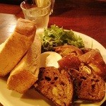 パーラー江古田 - 端っこでトーストセット（スライスはイチジクくるみとフォカッチャ、カシューナッツ黒胡椒）