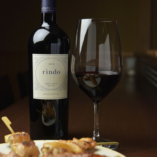 ワインは常時100種類ご用意。ソムリエが厳選した銘柄を満喫