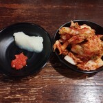 白馬童子 - サービスの薬味とキムチ