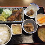 日替わり定食700円　御飯　ブリ照り焼き　竹の子煮物　玉こんにゃく　香物　ｵﾚﾝｼﾞ