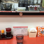 ひだるか屋 - とても清潔でシンプルな店内。