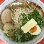 ひだるか屋 - 塩ラーメン、バタートッピング 750円。