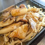 七津屋 - 鉄板 豚ツラミ 330円