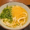 さぬきうどん 釜八 - 朝かけうどん【温】《小》(税込310円)
トッピングはセルフの刻み青葱&天かす。
おつゆは昆布&鰹節&熬子〖イリコ〗系を甘口の薄口醤油で整えたものかな？