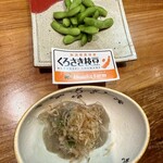 手しごと屋 潤 - お通しの枝豆とコンニャク(ミョウガが効いて美味い)