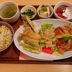 カフェレストりん - 2015･4･10･ランチ。
      豚肉の生姜焼。三度豆&ナス&エリンギの天ぷら。冷奴。玉子焼飯。デザート。
      薑汁炒豬肉片。四季豆&茄子&鮑菇天婦羅。蛋炒飯。涼豆腐。甜点