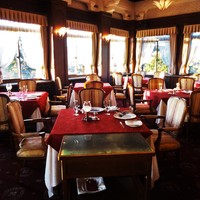 メインダイニングルーム - 本日は、こちらのホテルへ宿泊で早めにお部屋へ到着しました。食事が始まる前の店内の様子を覗かせて頂きました。この時もスタッフの方は快く迎えて下さいました。