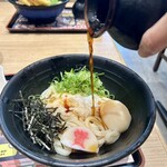 資さんうどん - お出汁をかけて