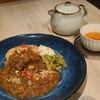 和紅茶専門店Camellia88 - 柚子胡椒香る薬膳カレー(税込2,420円)
①柚子胡椒香る牛筋薬膳カレー②ポテトサラダ《アチャール》③刻みピクルス《アチャール》
お飲み物《セットドリンク》①和紅茶【桃花】(品種:島根県産べにひかり)