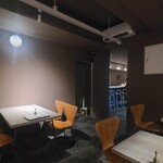 和紅茶専門店Camellia88 - 店内は小豆色の天井、小豆色の壁、淡灰色のタイル貼り床、シンプルで落ち着きのある空間、BGMは軽快なピアノJAZZ
お席はカウンター5席、テーブル4席×1卓、テーブル2席×3卓の合計15席