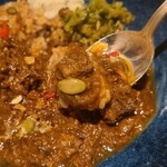 和紅茶専門店Camellia88 - ①柚子胡椒香る牛筋薬膳カレー
カレーは牛筋&デーツを煮込んでいるのでコクがあり、スパイスの香りもするし、また程好いスパイシーな辛さもあります