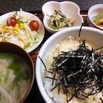 麺房千鳥 - サービス定食　700円（玉子丼、味噌汁、サラダ、漬物、小皿2品）
