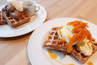 h GOOD MORNING CAFE - チョコレートとエスプレットのワッフル（左）マスカルポーネアイスとブラッドオレンジマーマレードのワッフル（右）
