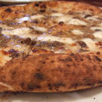 トラットリア・ピッツェリア・レ・アルカーテ - イタリア産きのこペーストのピッツァビアンカ