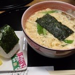 藪そば - 卵とじうどんとおにぎり　￥520円