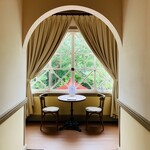 CAFE MIKASA HOTEL 1906 - 内観2：当施設のシンボリック的な席だそうです...