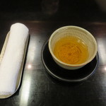 柏屋 大阪千里山 - 食事の前に、おしぼりと一杯のお茶から