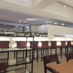 チーボ イタリアーノ アンド キッチン スタジオ - 白を基調とした広々とした店内