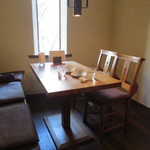 バンカ - テーブル席の椅子は1900年代前半にイギリスの教会で使われた物。