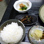 米沢牛黄木 牛鍋おおき  - ご飯の炊き加減もばっちり！副菜も充実